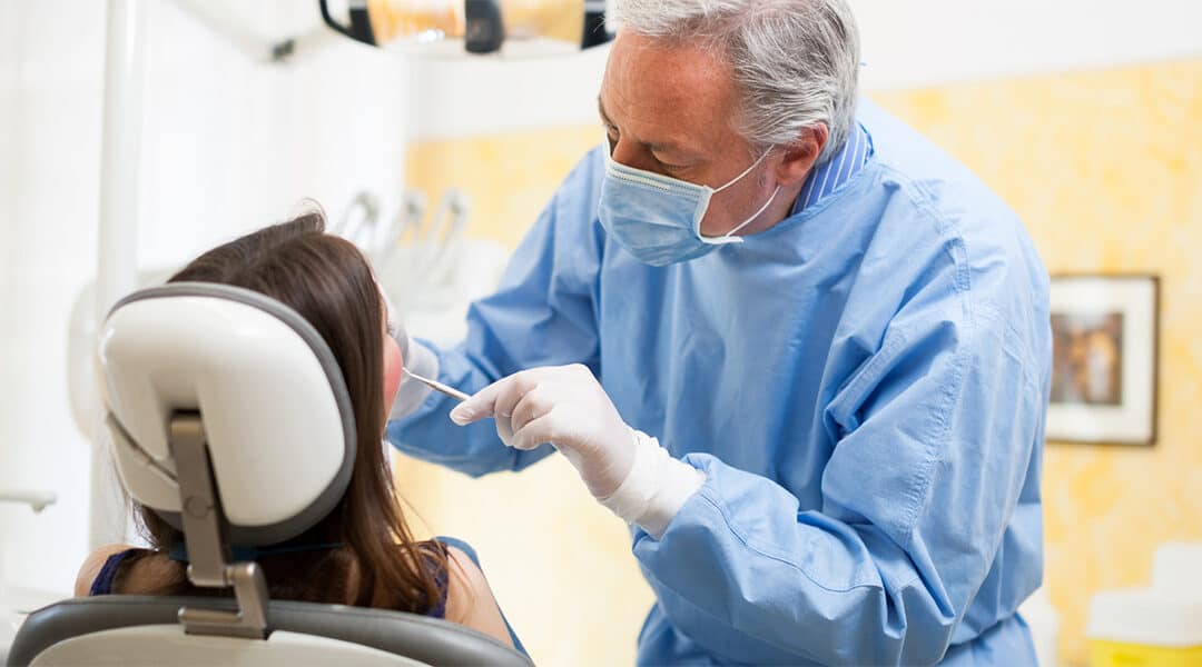 Um dentista examinando um paciente